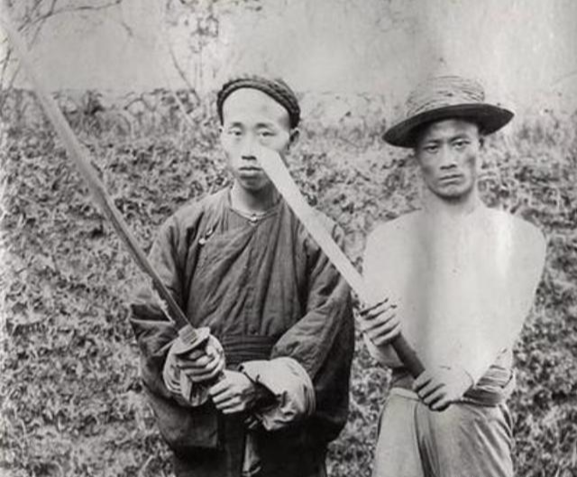 「刽子手」\晚清时期，刽子手砍头真实场景，令人唏嘘不已\