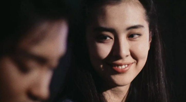 王祖贤|王祖贤30年前旧照曝光,有谁注意到身后的群演?现在已是当红明星