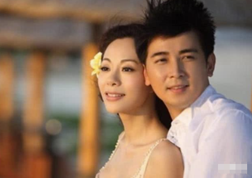 保剑锋@他被称为“最帅老师”，娶大6岁妻子，当看到他老婆照片时，竟是熟悉的她！