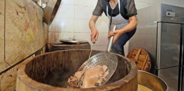 羊肉▲川藏线上的羊肉,一大桶80元,吃一口就后悔,网友:专坑外地人!