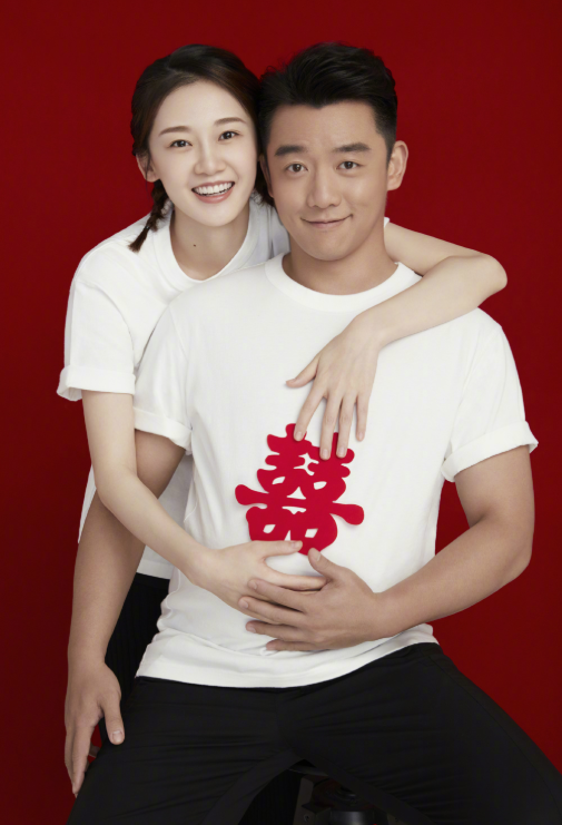苗苗：郑恺苗苗在5月21号13点14分官宣结婚，二人捂着肚子疑似证明怀孕