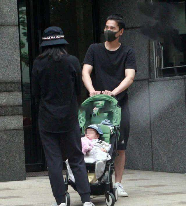 高圆圆:高圆圆带女儿现身公园,赵又廷贴身陪伴,婆媳关系一片和谐