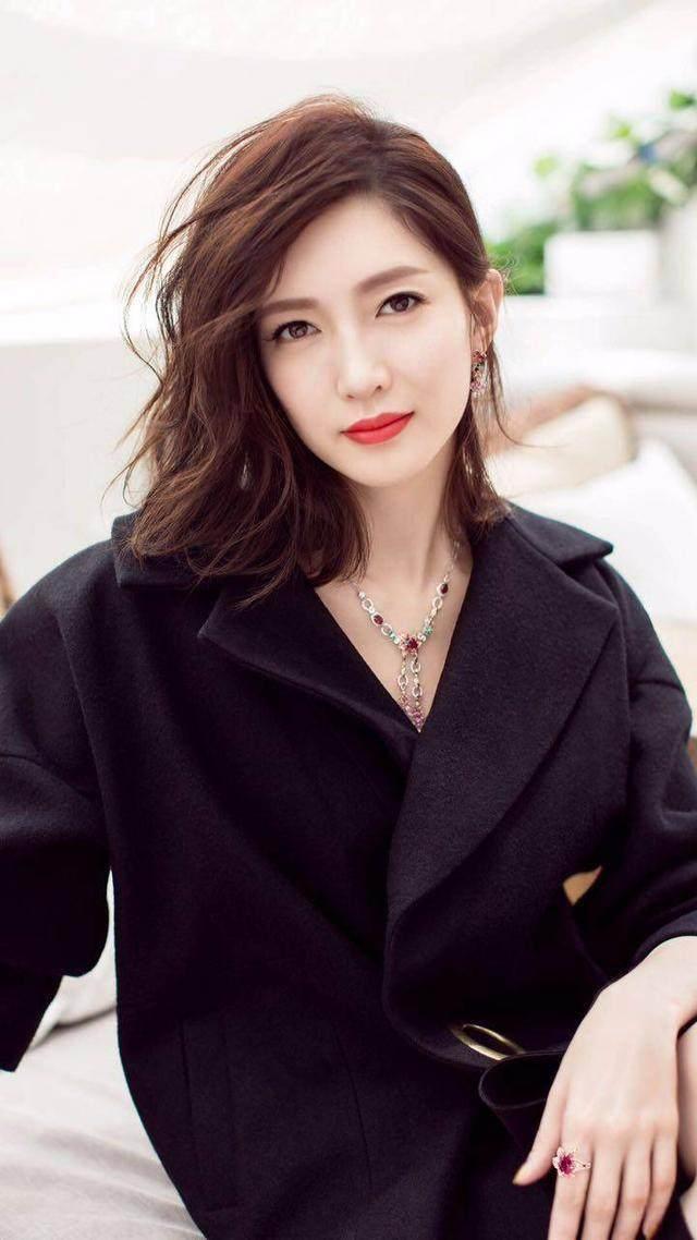 胡歌|胡歌好事将近，男方好友称将与王晓晨在上海完婚，粉丝纷纷送上祝福！