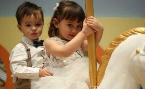 「吴奇隆」看看吴奇隆的儿子，再看看前妻的女儿，差距真是太大了！