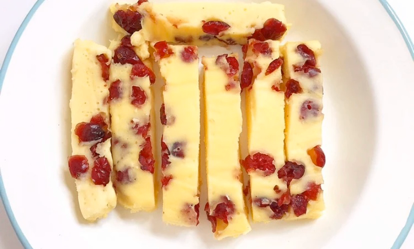 ▲一盒酸奶一个蛋，爱吃的小零食，蒸一蒸就搞定