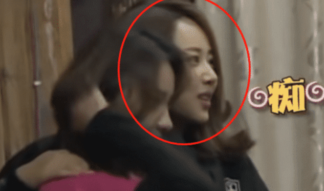 杨紫|杨紫睡觉被男星闯入掀被子!看清楚是谁后,表情转变太迅速
