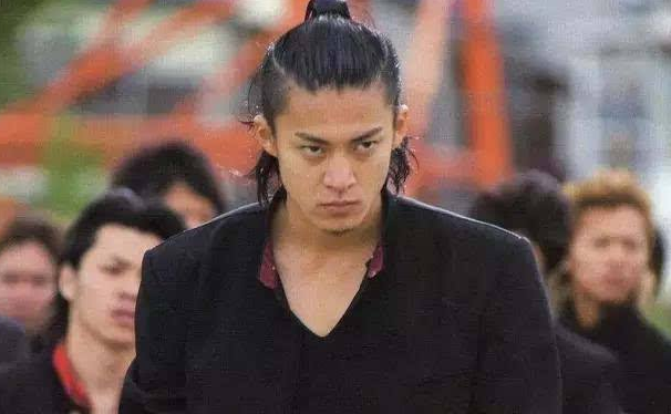 小栗旬|最“佛系”经纪公司，收入只靠一个艺人，老板探班要他要坚持住