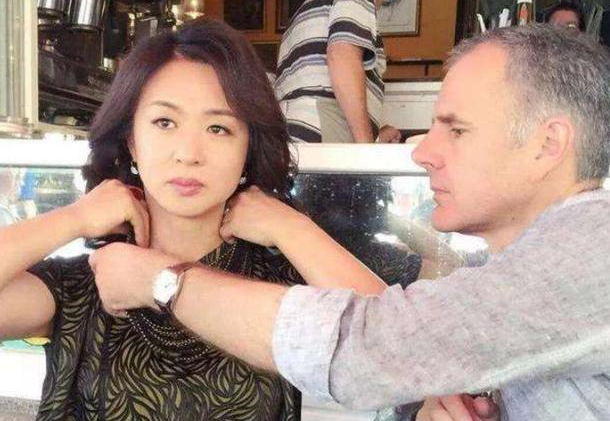 金星|有种“分界线”叫金星嬉水，上身韵味十足？看清下半身后，网友：求求放过我！