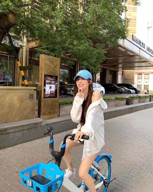 李小璐大街上騎單車，打扮青春有活力，嘟嘴做鬼臉少女范兒十足-圖4