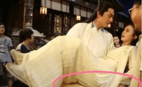 电视剧|为啥电视剧“公主抱”那么轻松？当看到全景照片时，原谅我不厚道的笑了
