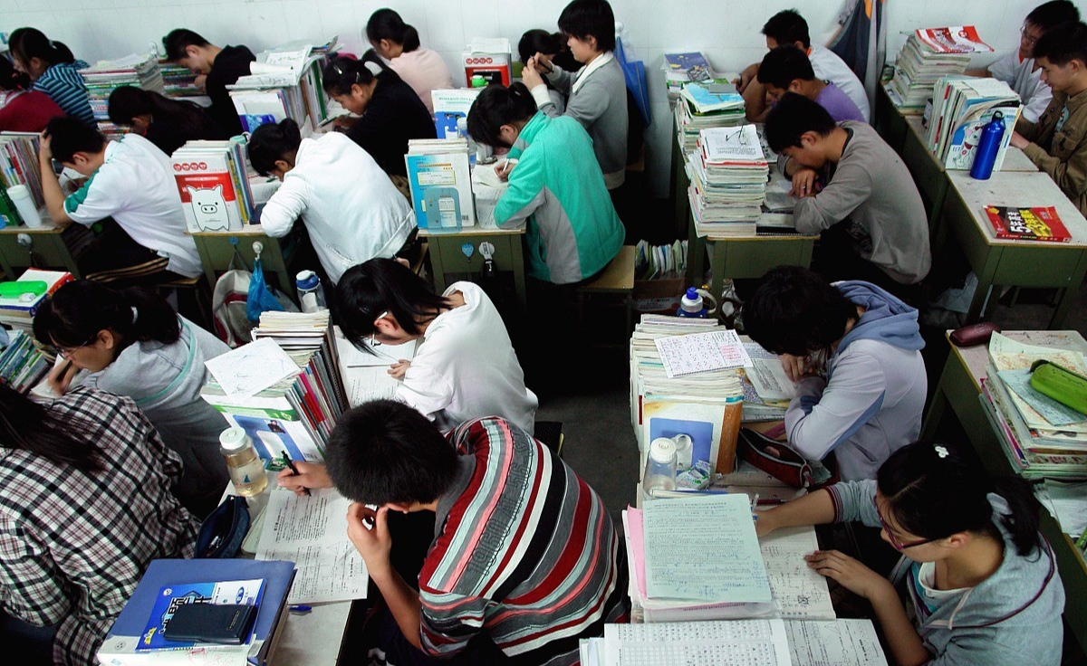 大学|刚上高中，孩子哭诉课程太难、跟不上怎么办？