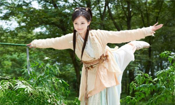 赵丽颖|原本是赵丽颖替身，赵丽颖怀孕后她迅速上位，如今人气堪比赵丽颖