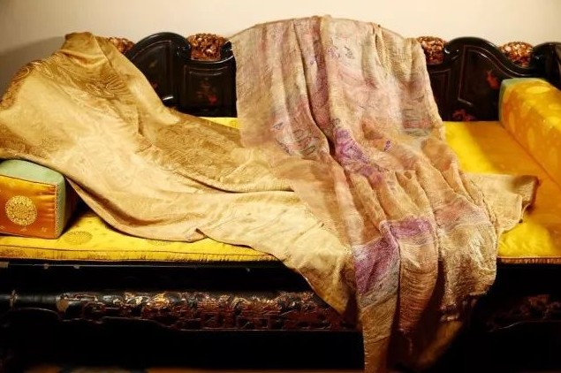 颜夕趣史|男子9万买一袈裟,专家:曾盖死人身上不吉利,后拍出1.3亿