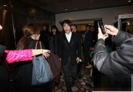 刘谦|2013年，王力宏冲到春晚后台，怒扇刘谦一耳光，当时到底发生了什么