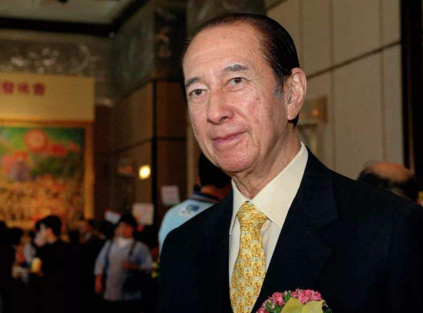 「何鸿燊」李嘉诚年轻时,向华强年轻时,看了何鸿燊年轻照:难怪孩子这么多