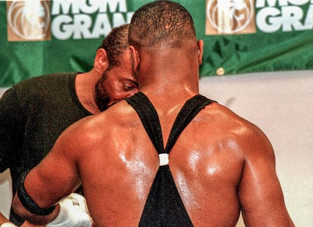 迈克尔·乔丹▲拳王泰森训练视频引发巨大反响!霍亚感叹:他依旧可以战胜任何人