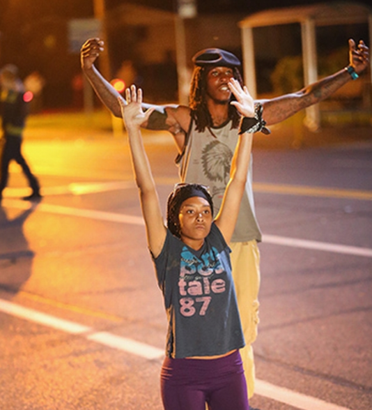 「美国」截止5月29日晚上21：40，美国终于压不住，美国黑人开始暴乱了！