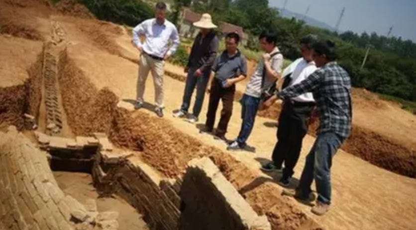 冲锋枪|湖北出土40把“冲锋枪”，距今有1700年，专家：真是他发明的