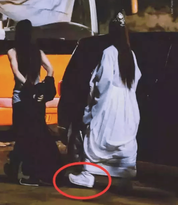 罗云熙|拍古装流行穿“高跟鞋”？罗云熙还能忍，看到王一博：没瞒报身高？