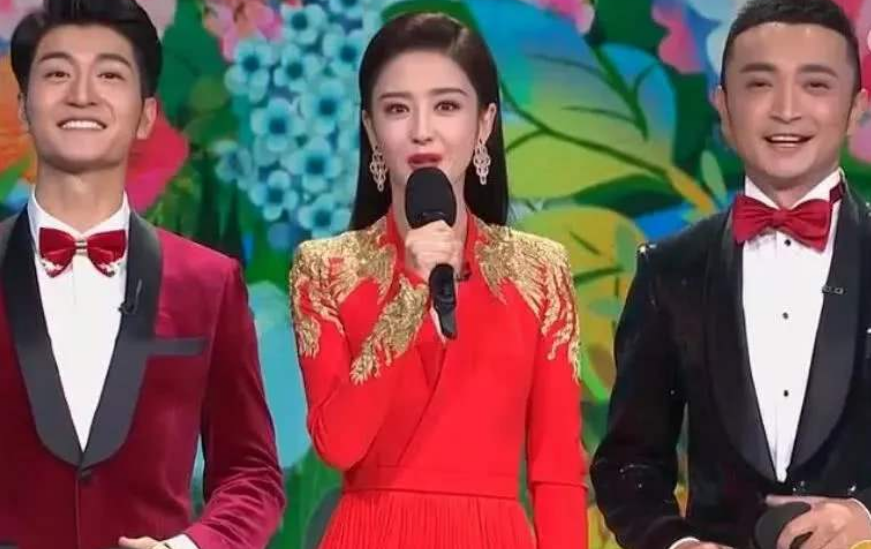 春晚|第一次主持春晚时李思思忘词，倪萍拿着白纸编词，佟丽娅崩溃尖叫