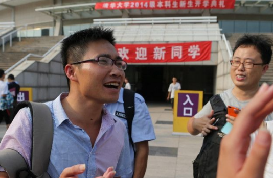 「清华大学」八次高考一朝圆梦，复读八次考上清华，网友表示是个狠人