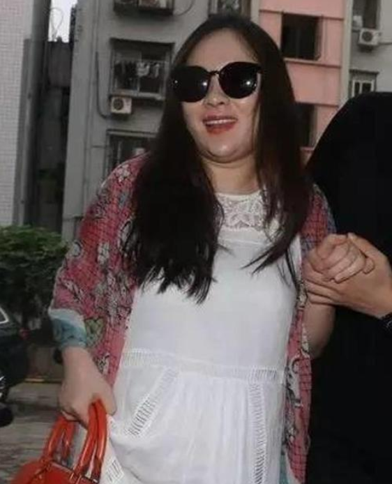 刘亦菲|路人镜头下的刘亦菲，皮肤状态不佳，甚至胖出“三层褶”