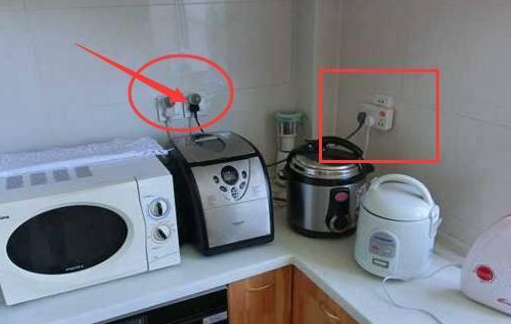 「」老公花了100块钱把家里插座装成这样的,再也不用拔插头了,真是太机智了!