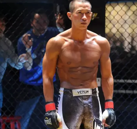 周星驰■38岁的周星驰无意中摧毁了一位喜剧演员，却成就了一代影帝