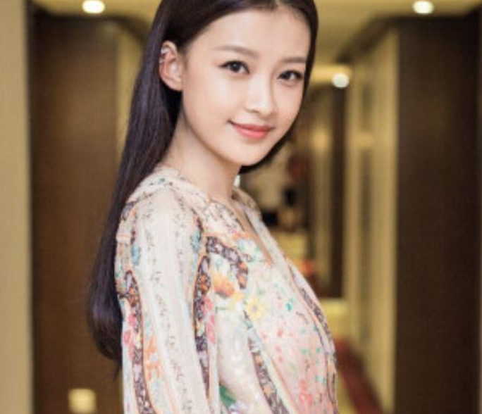 娱乐圈|她因“长得美”刚出道就被影帝追求，24岁当母亲，现在成这样