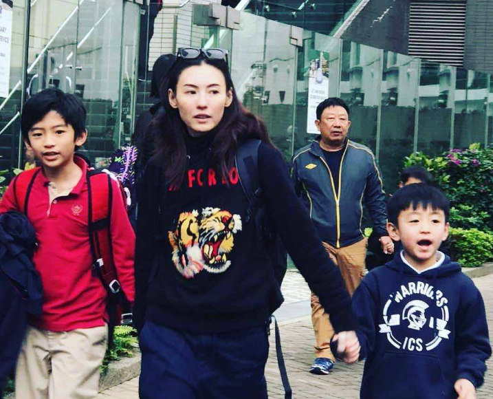张柏芝|张柏芝与大儿子家中自拍，高调晒幸福，像极了与谢霆锋合照？
