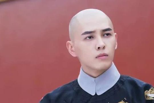 此人被雍正囚禁十年，乾隆一登基为何就把他释放了？