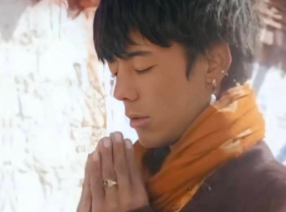 ella|满天星小姐姐表白丁真,只想安静地当个“花痴”