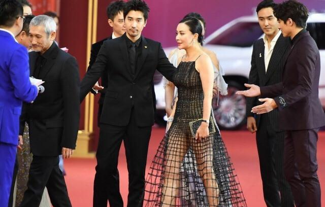 55岁刘嘉玲玩透视诱惑？白色内裤若隐若现，身后马思纯表情亮了！