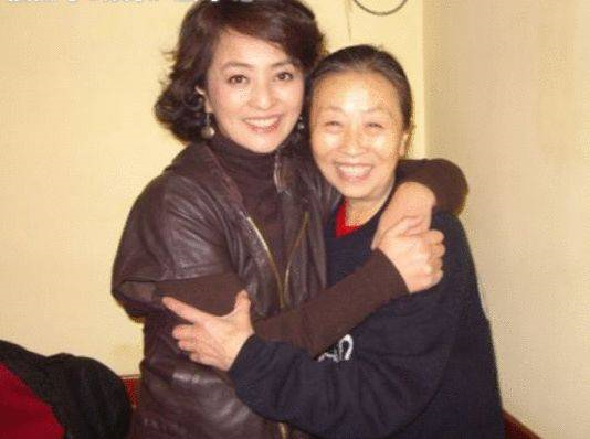 明星|誓死不嫁给中国人,三嫁老外皆被“退货”,如今带日本儿子回到国内捞金!