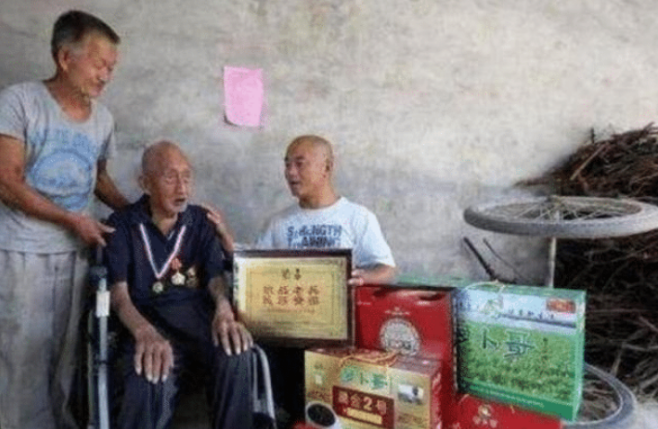 颜夕趣史|捡破烂老人1.8万积蓄被偷,报案时身份被查,惊动了高层领导