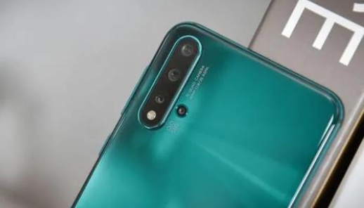 [华为荣耀]为什么内行人都推荐这三款华为手机，因为高配低价，选谁都不亏，你觉得如何