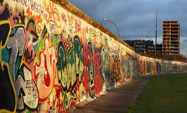 【苏联】当初东德领导人是出于什么考虑,放弃政权,与西德统一的?