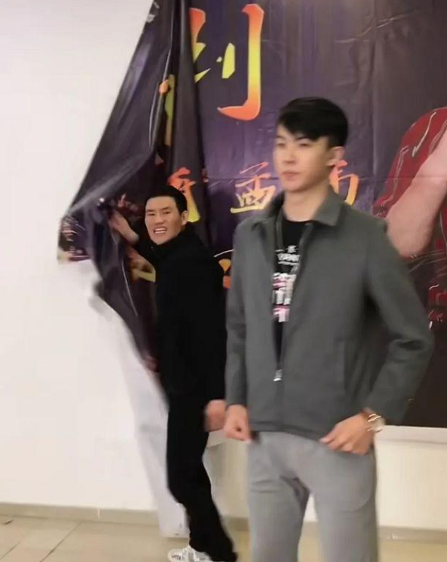 潘长江|卖不出货遭嫌弃？嘎子哥直播被供应商砸设备，此前曾向潘长江哭诉