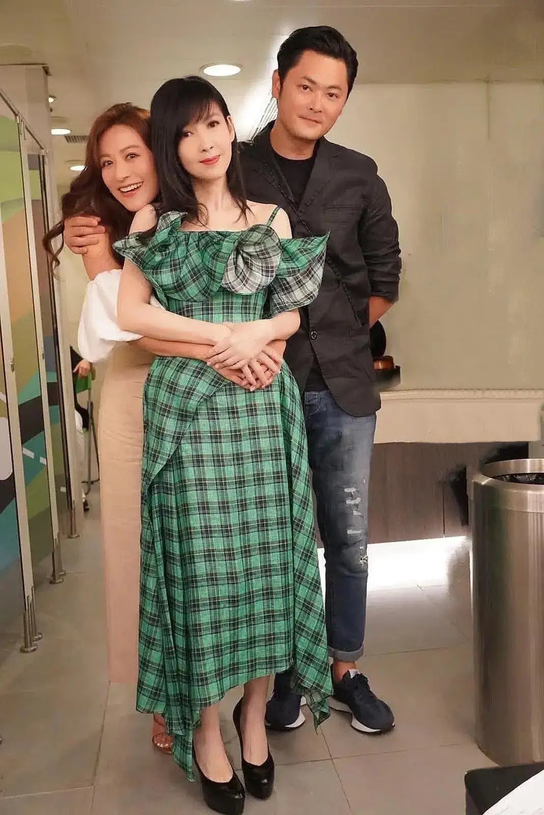 全球时尚号|“冻龄女神”周慧敏，穿绿色格纹裙如少女，“婴儿”肌太令人羡慕