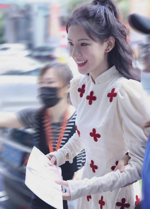 张予曦|“王思聪最美前女友”张予曦，穿旗袍出门被围观，生图下细腿抢镜