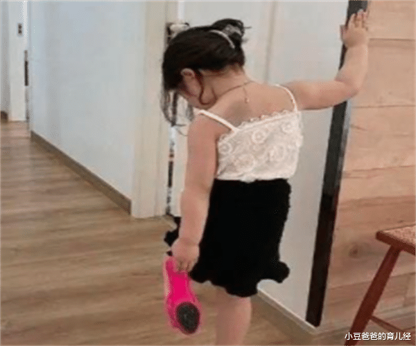 小豆爸爸的育儿经|3岁女童“撅屁股”拍照，宝妈自称“奶辣风”，网友：是亲生的吗