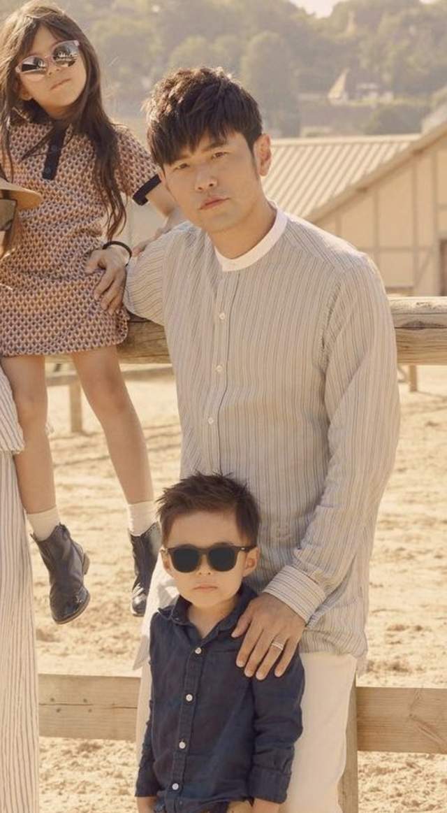 周杰伦|周杰伦晒全家福庆新年,6岁女儿长腿抢镜,小儿子表情酷帅像爸爸