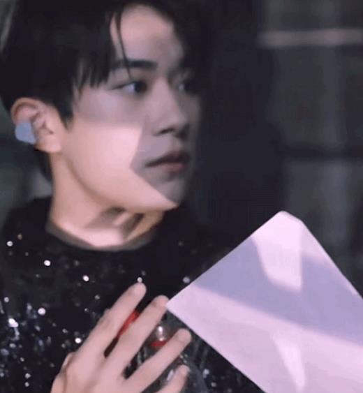 易烊千玺|女孩背景有多强？当众帮易烊千玺整理衣服，胖虎站旁边不敢阻止