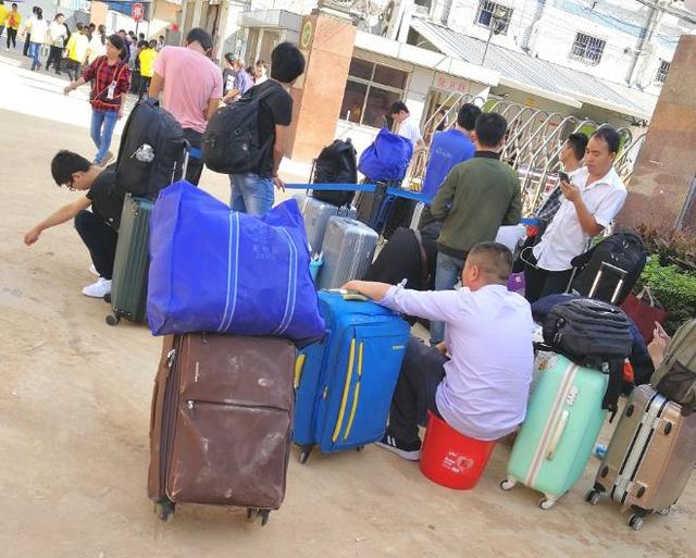 腾讯|“工厂大量招工”，工厂严重缺人，到底给员工一个月多少工资呢？