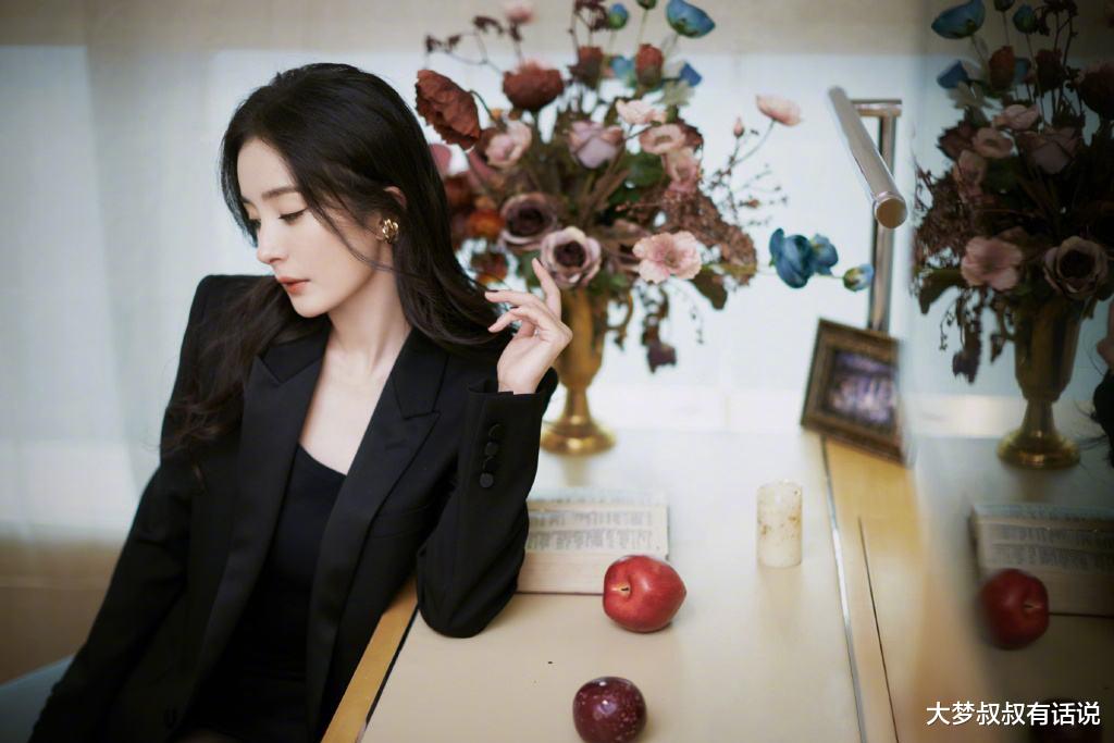 杨幂|杨幂上亿身价“狂扫4折衣服”！捡便宜被野生捕捉曝独特购物观