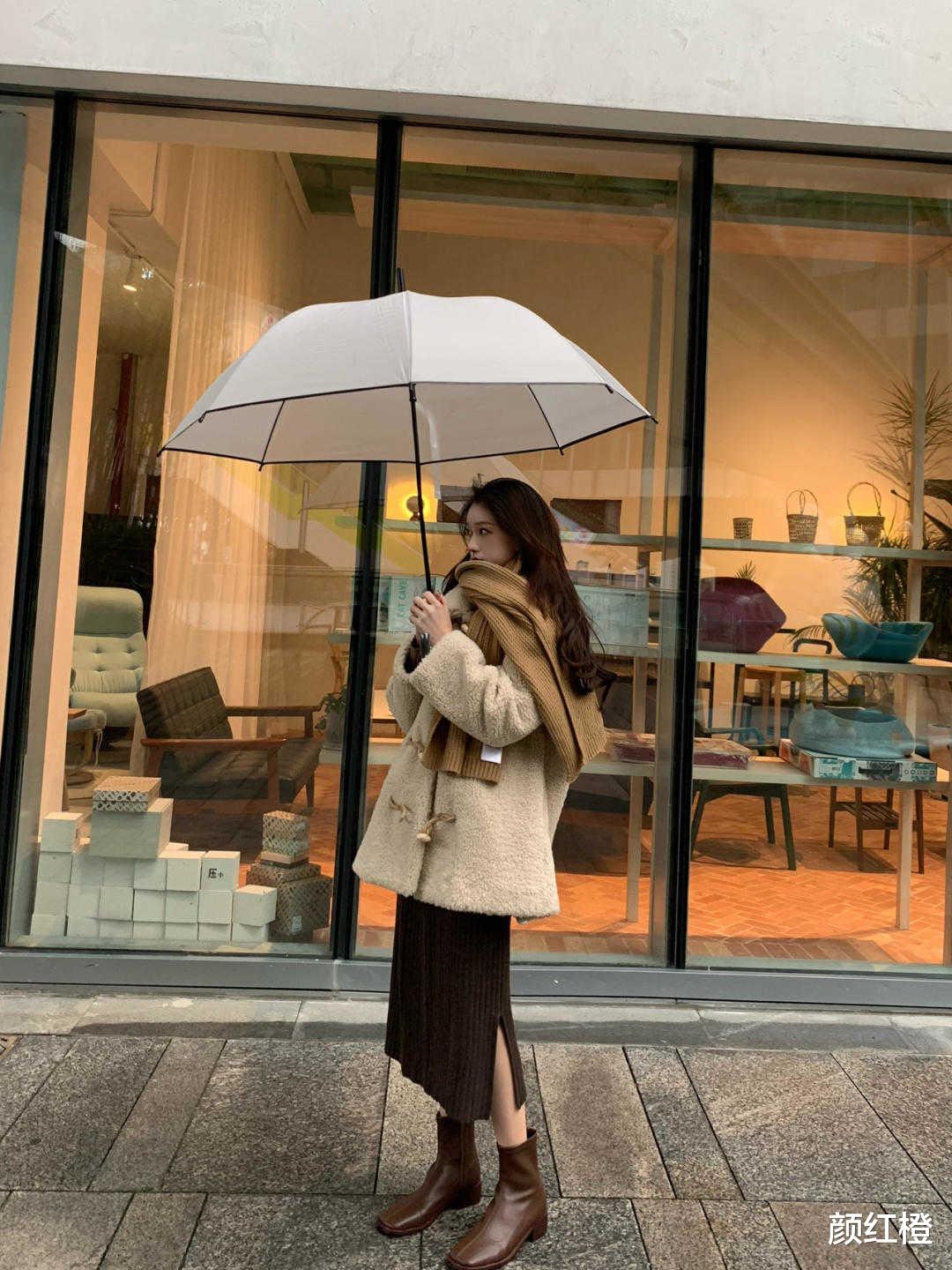 颜红橙 小个子女生秋冬怎么穿？试试这些俏皮可爱的穿搭，保暖又减龄