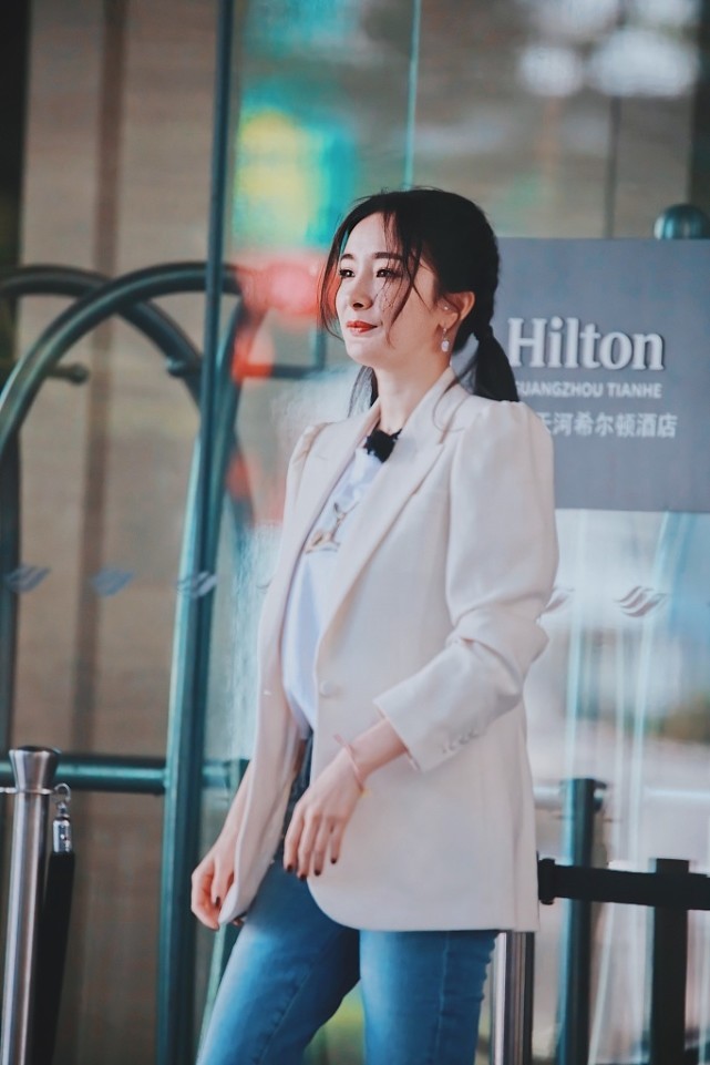 发型|杨幂的耳朵也不嫌重,两个大耳环和脸差不多大,但意外挺时髦的