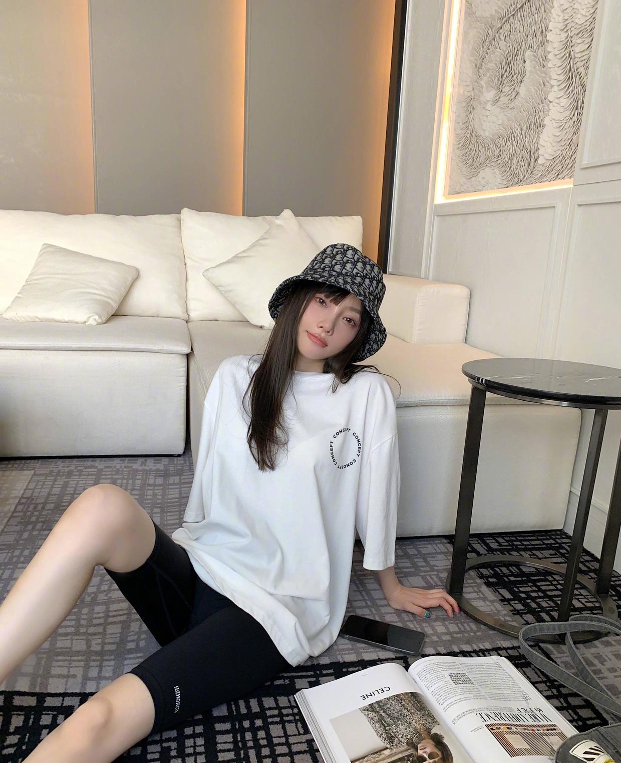 何有强|李小璐打扮真新潮，印花上衣配黑色吊带酷炫帅气，一点不像孩子妈