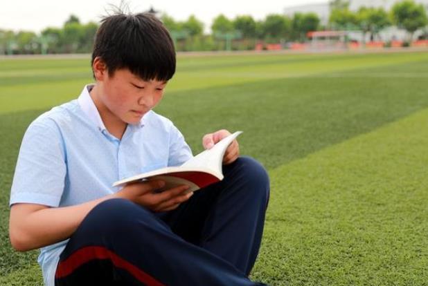 爱心常相伴|小学成绩好到了初中成绩下降原因是啥？教育专家：需要家长换方法