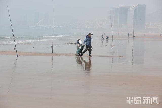 |沙滩垂钓 自得其乐